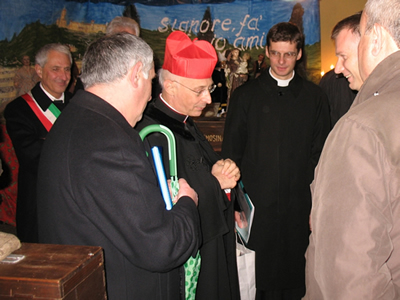 Il Cardinale Angelo Bagnasco, Don Giorgio Noli (di spalle), il Sindaco Luigi Gambino (a sinistra)